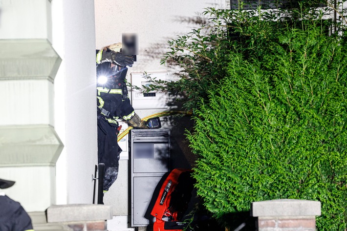 FW-MK: Arbeitsintensiver Tag für die Feuerwehr Iserlohn Feuer auf Balkon, Brandgeruch in Hennen, Kritischer Wohnungsbrand am Dördel