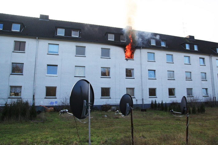 FW-E: Wohnungsbrand in Mehrfamilienhaus, Wohnung unbewohnbar, keine Verletzten