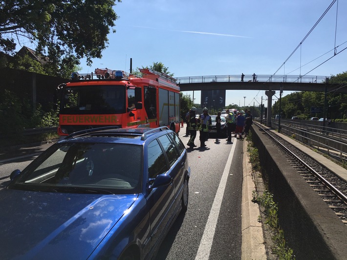 FW-MH: FW-MH: Verkehrsunfall auf der A40 mit drei beteiligten Fahrzeugen und einer verletzten Person