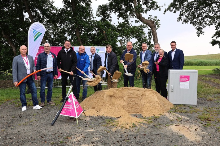 Spatenstich in Cuxhaven: Telekom startet Glasfaserausbau