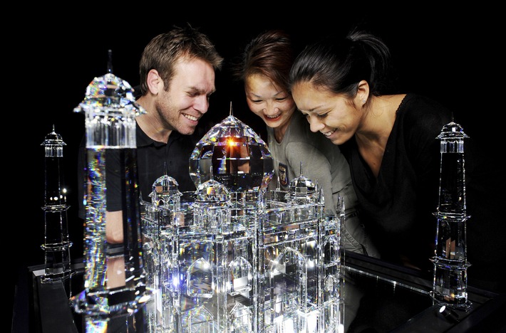 BLUE NOSES: FAMOS - Überdimensional und rebellisch: Swarovski Kristallwelten zeigen sich "FAMOS" - BILD
