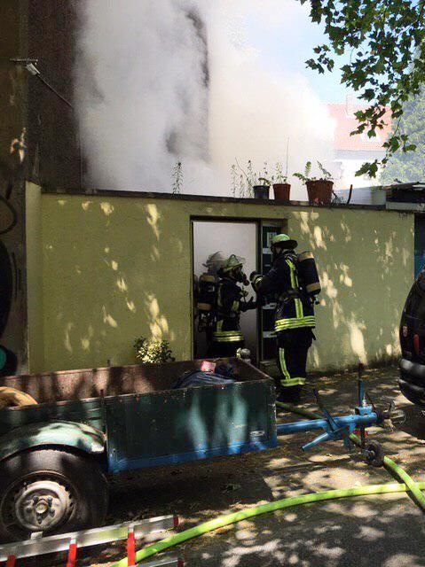 FW-DO: Feuerwehr rettet zwei Bewohner eines Mehrfamilienhauses // Eine Person durch Rauchgase verletzt