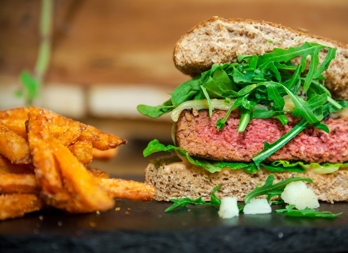 Fleischgenuss ist pflanzlich: Deutsches Food-Start-up Planty-of-Meat stellt Planty-of-Burger vor / Authentischer Patty für Burger-Liebhaber ist rein pflanzlich und 100 % allergenfrei