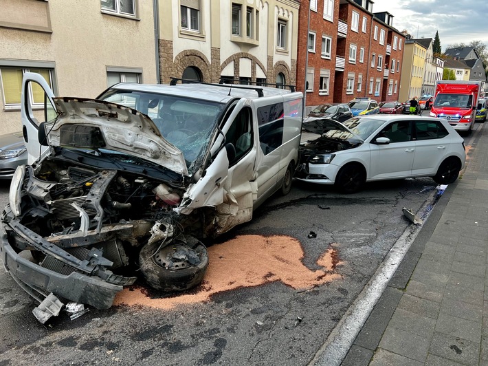 FW-GL: Ein Todesopfer und vier Verletzte bei Verkehrsunfall in der Stadtmitte von Bergisch Gladbach