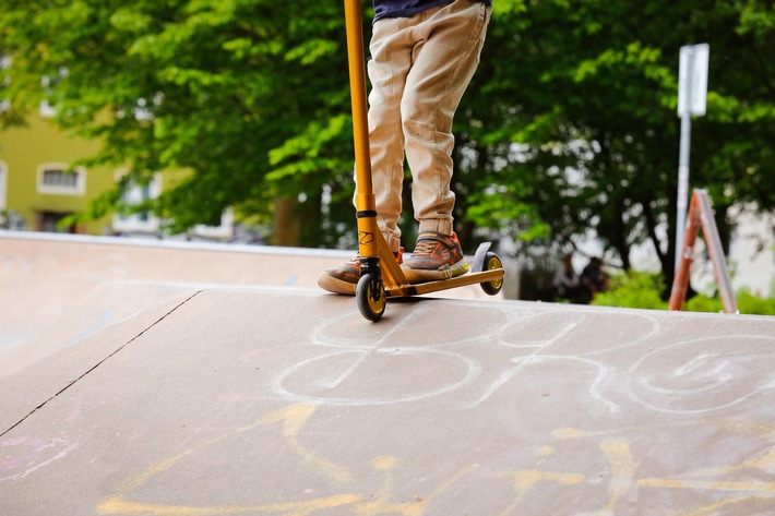 Stunt Scooter-Rider im Fokus der Forschung: Osnabrücker Erziehungswissenschaftlerinnen und Erziehungswissenschaftler begleiten den Bau der Scooter-Anlage am Hasepark