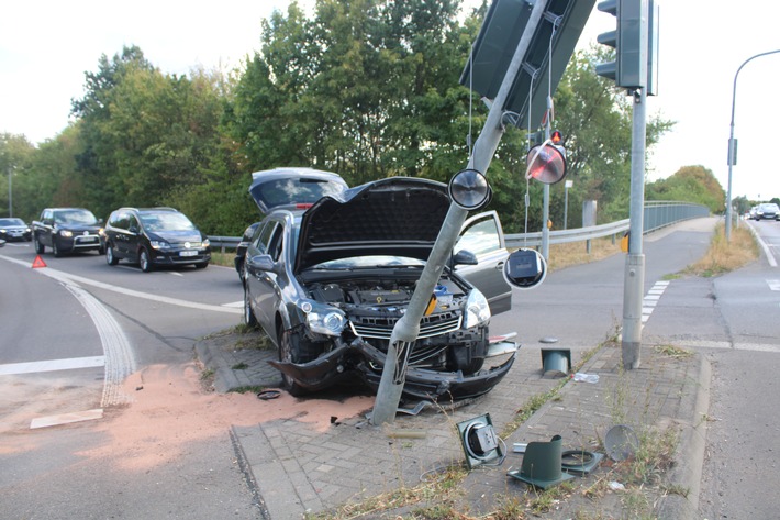 POL-SU: Opel-Kombi kollidiert frontal mit Ampel