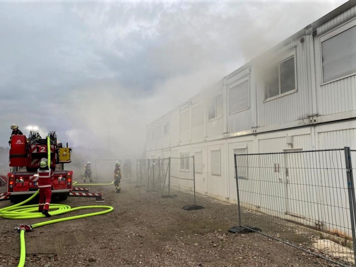 FW-E: Bürocontainer brennt auf Baustellengelände - keine Verletzten