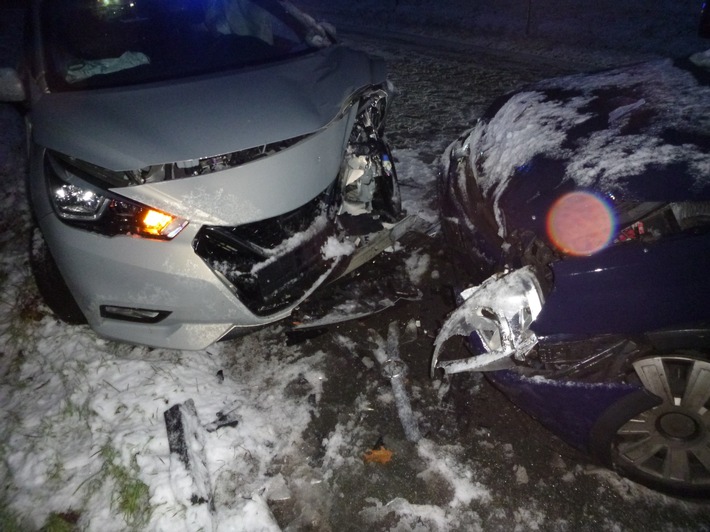 POL-HF: Unfall durch Schneeglätte- Zusammenstoß mit Gegenverkehr