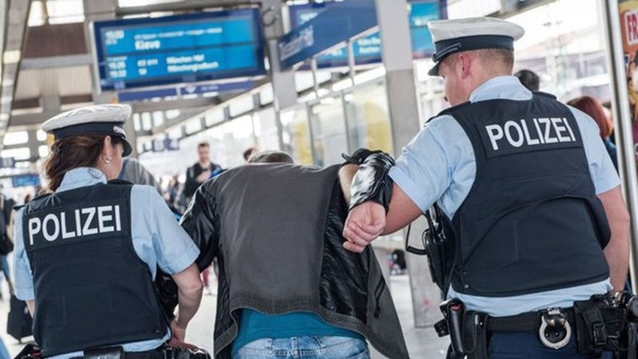 Bundespolizeidirektion München: Dumm gelaufen ... Bundespolizei nimmt &quot;noch nicht Gesuchten&quot; fest