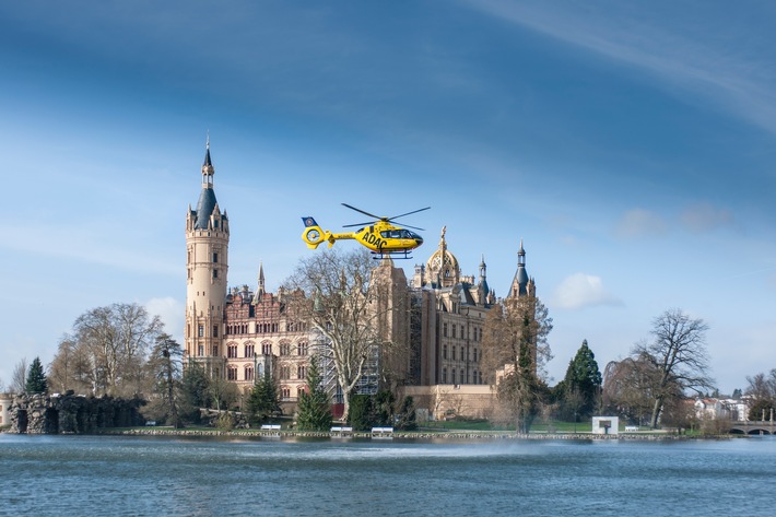 1.000.000 Einsätze: Politik dankt der ADAC Luftrettung / Empfang für die Crew von &quot;Christoph 48&quot; am Schloss Schwerin / Minister Glawe: Luftrettung wichtiger Baustein gerade in ländlichen Regionen