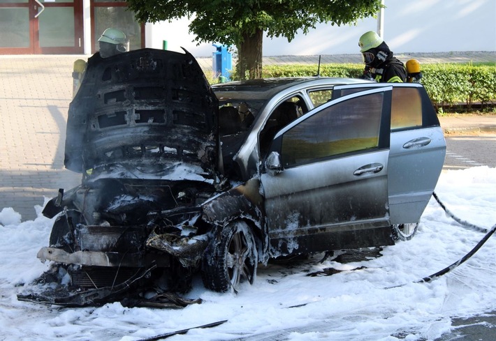 POL-MI: Auto gerät in Flammen