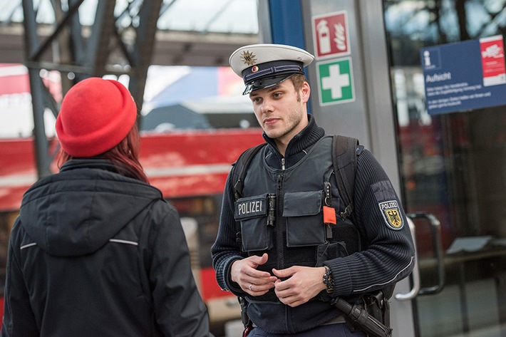 Bundespolizeidirektion München: Zugbegleiterin bedroht und "Hitlergruß" gezeigt/ Bundespolizei nimmt Mann in Gewahrsam