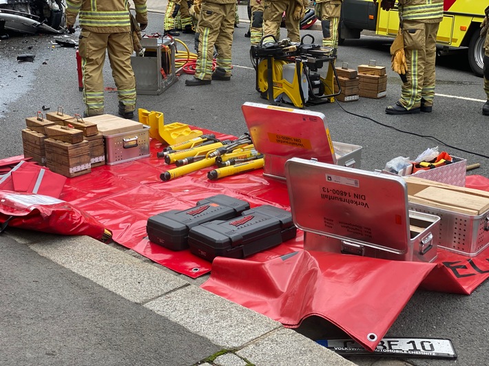 FW Dresden: Schwerer Unfall an Rolltreppe - Technische Rettung durch die Feuerwehr