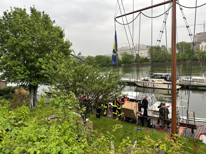 FW-F: Boot leck geschlagen - Hilfeleistungseinsatz der Feuerwehr am Wassersportclub Kaiserlei