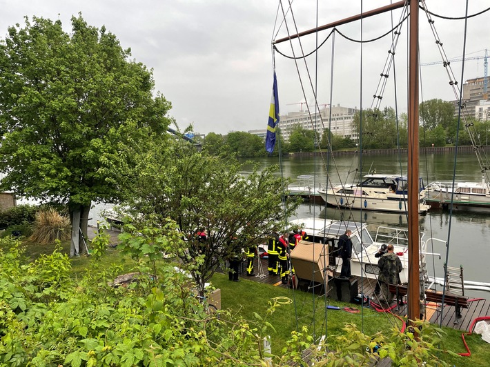 FW-F: Boot leck geschlagen - Hilfeleistungseinsatz der Feuerwehr am Wassersportclub Kaiserlei