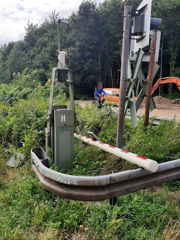 BPOL NRW: LKW reißt Schranke an Bahnübergang in Echthausen ab