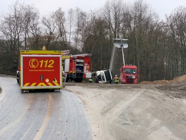 FW-EN: LKW kippt beim Entladen um