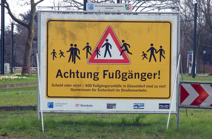 POL-D: "Achtung Fußgänger!" - Verkehrsunfall in Lierenfeld -  Fußgänger von PKW erfasst