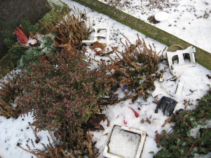 POL-HOL: Bevern, Forster Straße:

Vandalismus auf dem Friedhof in Bevern -Verfahren wegen Störung der Totenruhe eingeleitet