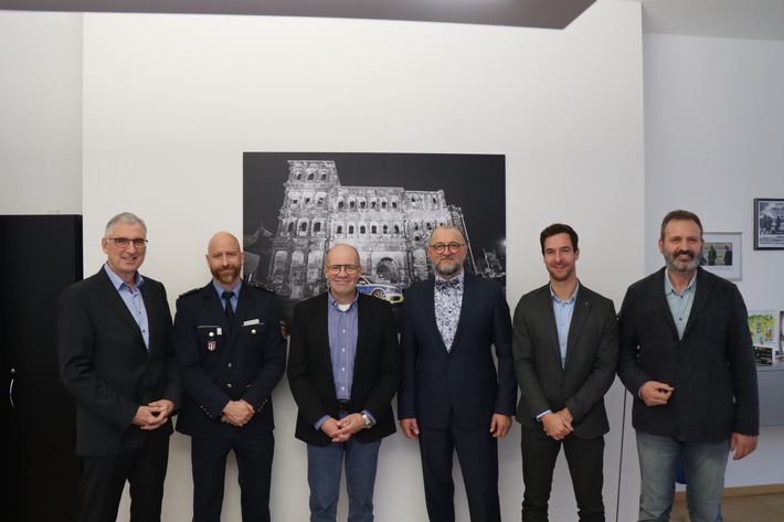 POL-PPTR: Zwei Beamte des Polizeipräsidiums Trier in den Ruhestand verabschiedet