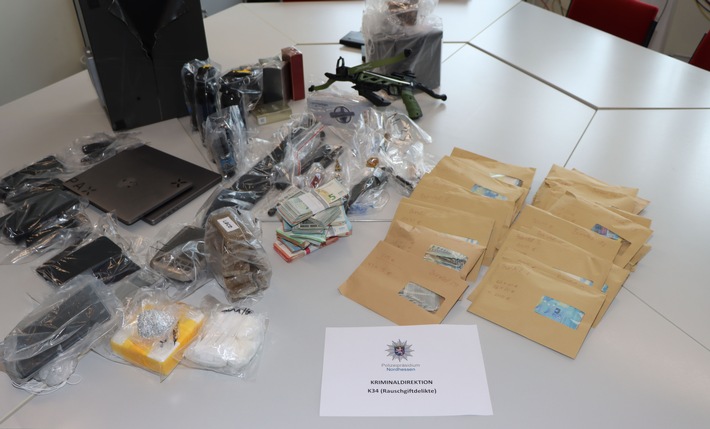 POL-KS: Schlag gegen organisierten Drogenhandel: Rauschgift im Wert von 70.000 Euro, Waffen und Bargeld beschlagnahmt; zwei Tatverdächtige in U-Haft