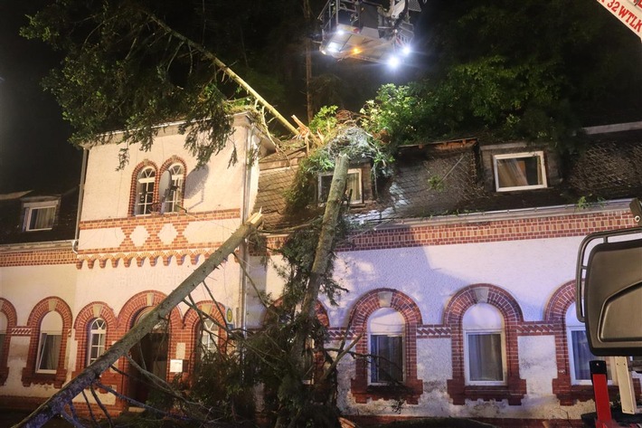 POL-PDWIL: Wohnhaus durch mehrere umstürzende Bäume beschädigt