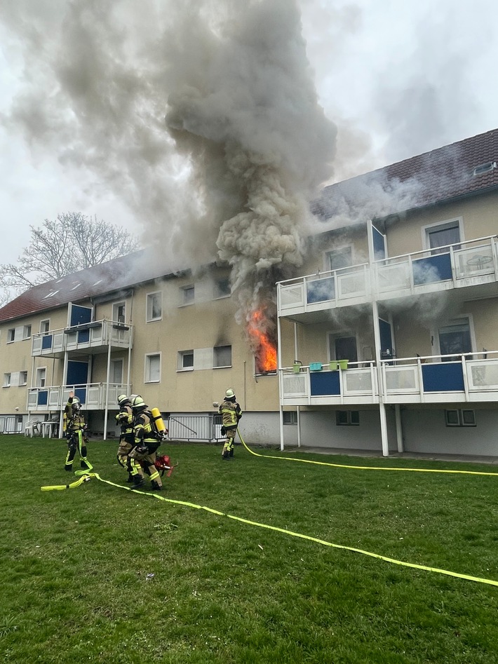 FW-E: Wohnungsbrand in einem Mehrfamilienhaus - eine Person schwer verletzt