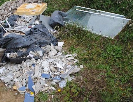 POL-NI: Polizei Hoya sucht Zeugen / illegaler Bauschutt im Neubaugebiet Eystrup