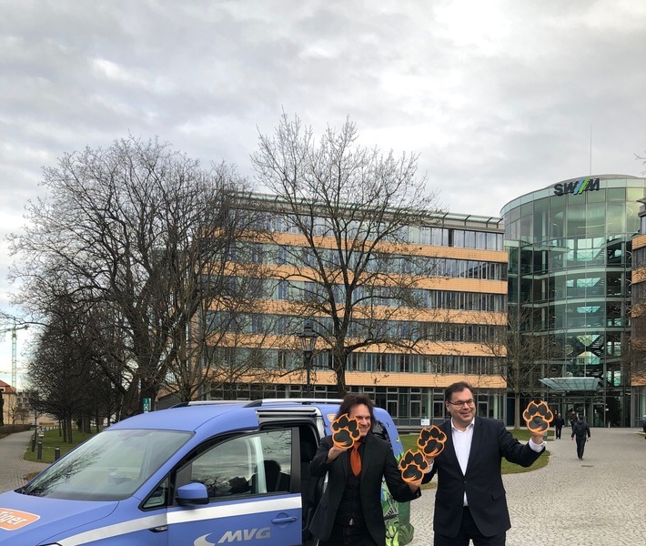 Projektleiter Andreas Steinbeißer (MVG, links) und Ingo Wortmann, Vorsitzender der MVG-Geschäftsführung, freuen sich über den Start des ParkstadtTigers. / Ridepooling-Mobilitätsmacher im Münchner Norden: MVG ParkstadtTiger ist gestartet / Weiterer Text über ots und www.presseportal.de/nr/121413 / Die Verwendung dieses Bildes ist für redaktionelle Zwecke honorarfrei. Veröffentlichung bitte unter Quellenangabe: "obs/door2door/MVG"