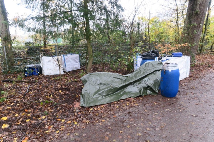 POL-F: 221118 - 1333 Frankfurt-Schwanheim: Illegale Müllablagerung - Zeugenaufruf