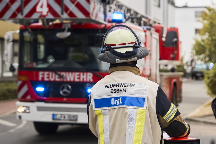 FW-E: Reizgasaustritt an Schule - Mehrere Jugendliche betroffen
