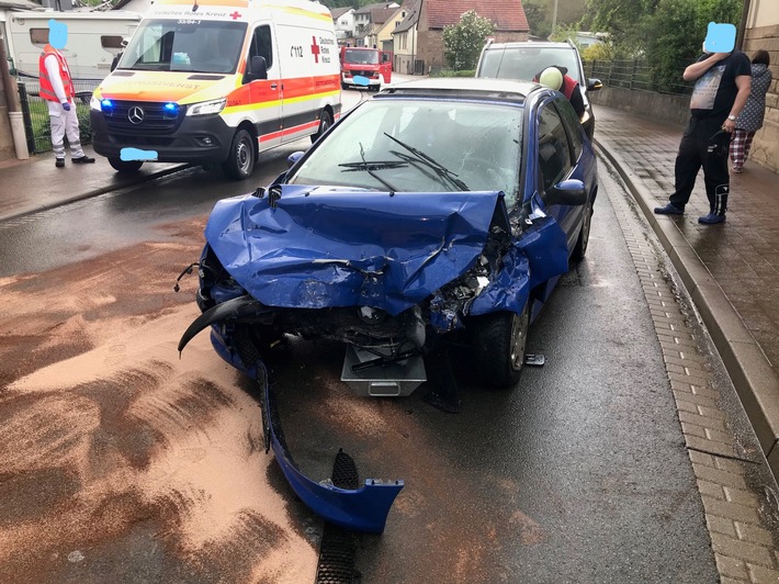POL-PDKL: Imsweiler, Verkehrsunfall, PKW frontal gegen LKW, PKW-Fahrer schwerverletzt