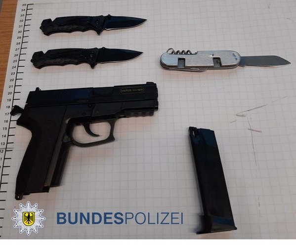 BPOL NRW: Schusswaffenverdacht: Bundespolizei stellt Reisenden mit diversen gefährlichen Gegenständen im Zug