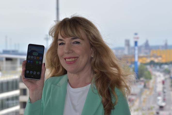 BILD zu OTS - Eveline Pupeter: "Das emporia E6 ist ein Smartphone von Europäern für Europäer."