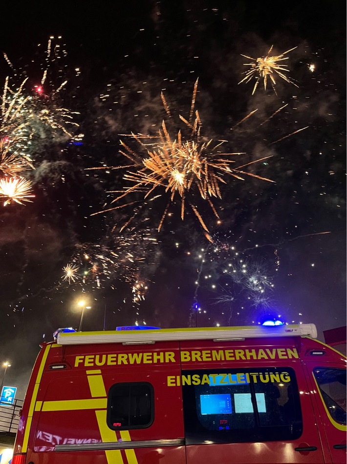 FW Bremerhaven: Mehrere Feuerwehr- und Rettungsdiensteinsätze im Stadtgebiet - der Jahreswechsel führte zu Arbeit für die Feuerwehr Bremerhaven