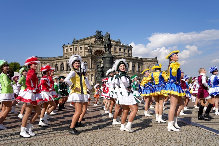RID-Weltrekord nach Dresden geholt: erfolgreiche Bestleistung für »größte Tanzgarde (Outdoor)« mit 1.136 Tanzenden auf dem Theaterplatz zertifiziert