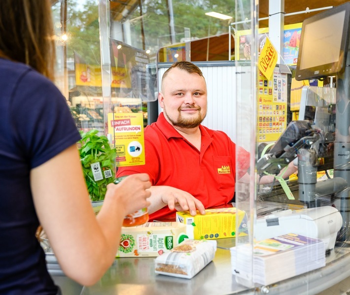 Stärkung der Region: Mit jedem Netto-Einkauf regionale Vereine unterstützen / Netto Mitarbeiter Köln-Flittard Juni 2021, Andreas Konrady, Verkäufer / Weiterer Text über ots und www.presseportal.de/nr/72216 / Die Verwendung dieses Bildes ist für redaktionelle Zwecke unter Beachtung ggf. genannter Nutzungsbedingungen honorarfrei. Veröffentlichung bitte mit Bildrechte-Hinweis.