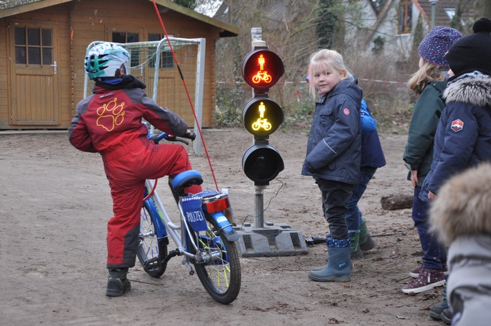 POL-LG: ++ "Bewegungsanreiz und Verkehrserziehung!" ++ Eine Verkehrsampel für den Kita-Spielplatz: Wie ein Gemeinschaftsprojekt der Kita Heidkamp und Polizei Lüneburg zur Verkehrssicherheit beiträgt ++