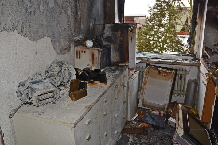 POL-HOL: Stadtoldendorf - Grasweg: Küchenbrand in Mehrfamilienhaus -Vier Bewohner mit Rauchvergiftungen leicht verletzt -