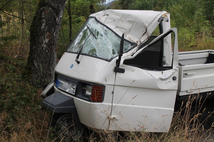 POL-HSK: Verkehrsunfall im Wald