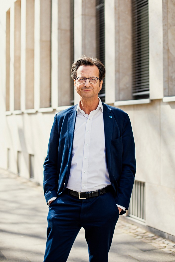 Rückzug ins Schneckenhaus statt Aufbruch-Stimmung vor der Wahl - Politik soll stellvertretend seelisches Dilemma auflösen / Ergebnisse der tiefenpsychologischen rheingold-Studie zur Bundestagswahl