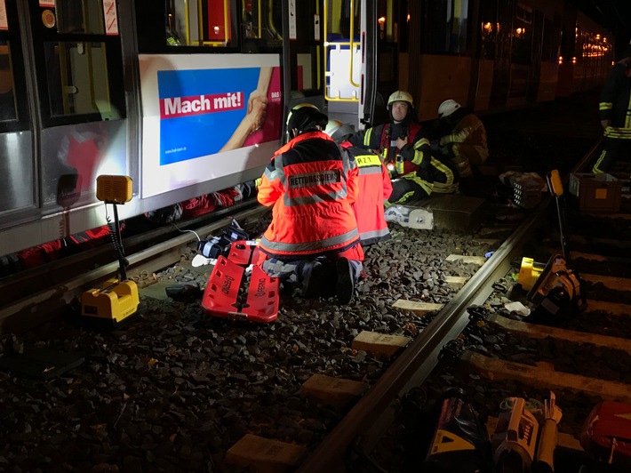 FW-GL: Zwei schwere Verkehrsunfälle an einsatzreichem Freitag der Feuerwehr Bergisch Gladbach