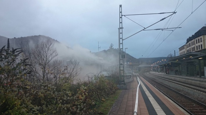 POL-PDNW: Brand im Bahnhof Lambrecht - Gutachter stellt technischen Defekt als Brandursache fest - zwei leichtverletzte Personen - Bahnstrecke MA - SB kurzzeitig voll gesperrt