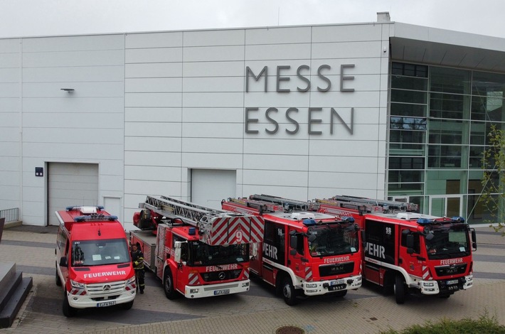 FW-E: Großübung auf dem Gelände der Messe Essen - Feuerwehr Essen probt den Ernstfall