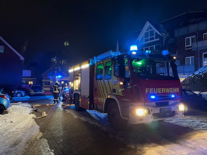 FW-AUR: Mensch aus verrauchter Wohnung gerettet