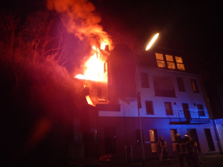 POL-PDKO: Brand eines Mehrfamilienhauses
