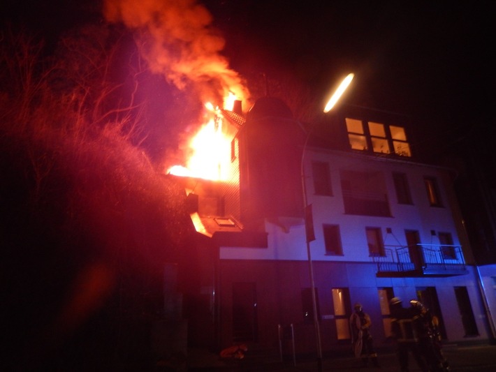 POL-PDKO: Brand eines Mehrfamilienhauses