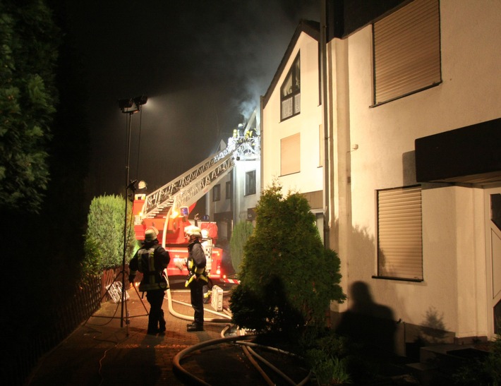 FW-E: Feuer im Dachgeschoss, zwei Einfamilienhäuser nicht bewohnbar