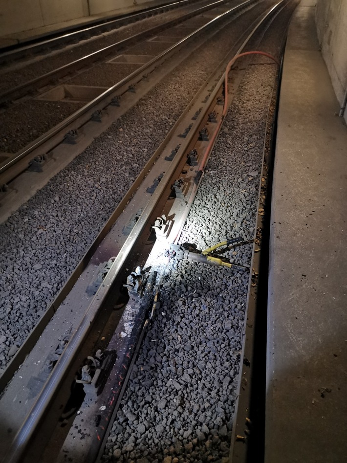 POL-RBK: Bergisch Gladbach - Diebe stehlen Stromkabel im Bahntunnel