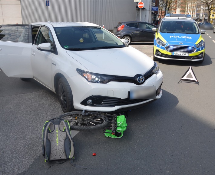 POL-HF: Auto und Fahrrad stoßen zusammen - Jugendlicher verletzt sich